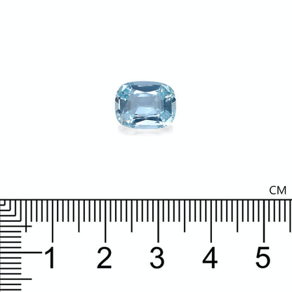 La pierre précieuse Bonnot Paris Aigue-Marine · 4,16 ct, avec sa taille coussin et son allure romantique, est présentée au-dessus d'une règle centimétrique au repère de 2,5 cm sur un fond blanc, soulignant son élégance et sa douceur.
