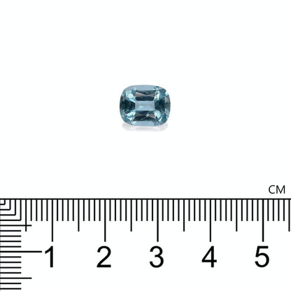 Une pierre Aigue-Marine bleu-vert de 2,67 carats signée Bonnot Paris repose élégamment sur un fond blanc. À côté d'une règle graduée en centimètres, elle mesure un peu plus de 0,5 cm, exprimant romantisme et sophistication dans sa petite taille.