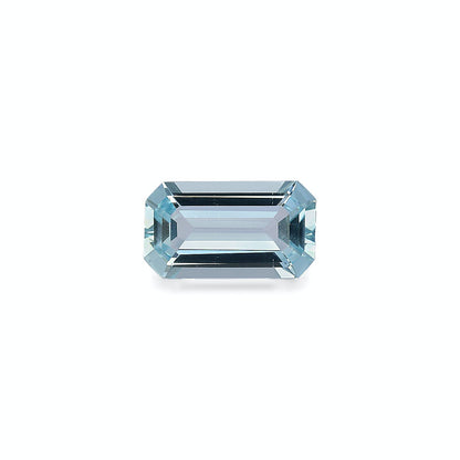 L'Aigue-Marine · 2,73ct de Bonnot Paris présente une pierre précieuse bleu clair taille émeraude sertie sur un fond blanc, reflétant la lumière pour mettre en valeur sa clarté et son élégance géométrique pour une touche moderne.