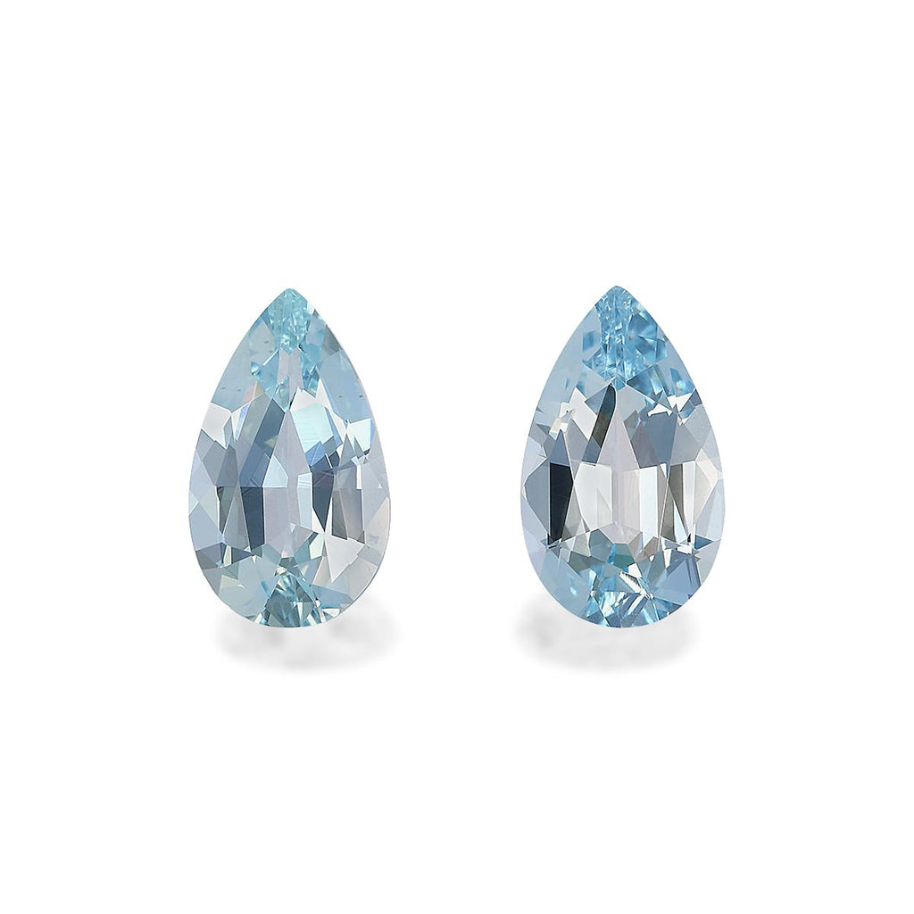 Deux pierres précieuses Aigue-Marine Bonnot Paris de taille poire, de 2,72 carats chacune, reposent sur un fond blanc. Leurs surfaces facettées reflètent magnifiquement la lumière, mettant en valeur leur clarté et leur taille. Similaires en taille et en forme, ces pierres sophistiquées rayonnent d'élégance.