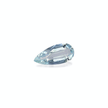 Une aigue-marine de 1,44 carat, taillée en poire et facettée pour un éclat accru, est mise en valeur sur un fond blanc uni. Cette pierre bleu clair, issue de la collection Bonnot Paris bijoux, souligne son élégance en poire.