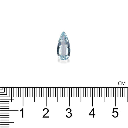 Une Aigue-Marine en forme de poire de 1,44 ct de Bonnot Paris repose élégamment sur une surface blanche, posée au-dessus d'une règle graduée en centimètres, mesurant environ 1 cm de longueur et mettant en valeur son allure délicate.
