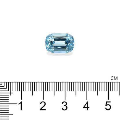 Une Aigue-Marine rectangulaire facettée de 5,15 carats de Bonnot Paris est placée à côté d'une règle centimétrique mesurant environ 1,2 cm. Cette pierre présente une taille intemporelle et une transparence remarquable grâce à un motif symétrique de réflexion de la lumière.