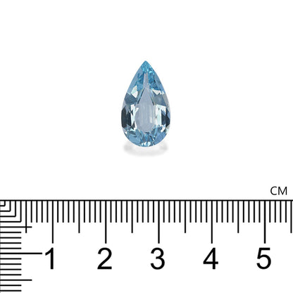 L'élégante silhouette en forme de larme de l'Aigue-Marine · 4,22 ct de Bonnot Paris se détache sur un fond blanc immaculé, avec une échelle en dessous indiquant sa longueur impressionnante d'un peu plus de 1 cm.