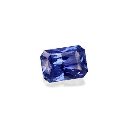 Le Saphir Bleu 4,13ct de Bonnot Paris, doté d'une taille rectangulaire à motifs facettés, se détache sur un fond blanc uni.