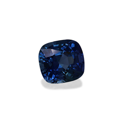 Le Bonnot Paris Saphir Bleu · 1,74 ct, une pierre précieuse saphir taille coussin avec une teinte bleu profond qui reflète brillamment la lumière à travers ses facettes, est présenté sur un fond blanc uni.