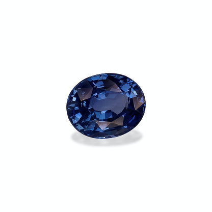 Le Saphir Bleu · 2,04 ct de Bonnot Paris est une pierre précieuse bleu profond de forme ovale avec des facettes réfléchissant la lumière sur un fond blanc uni.