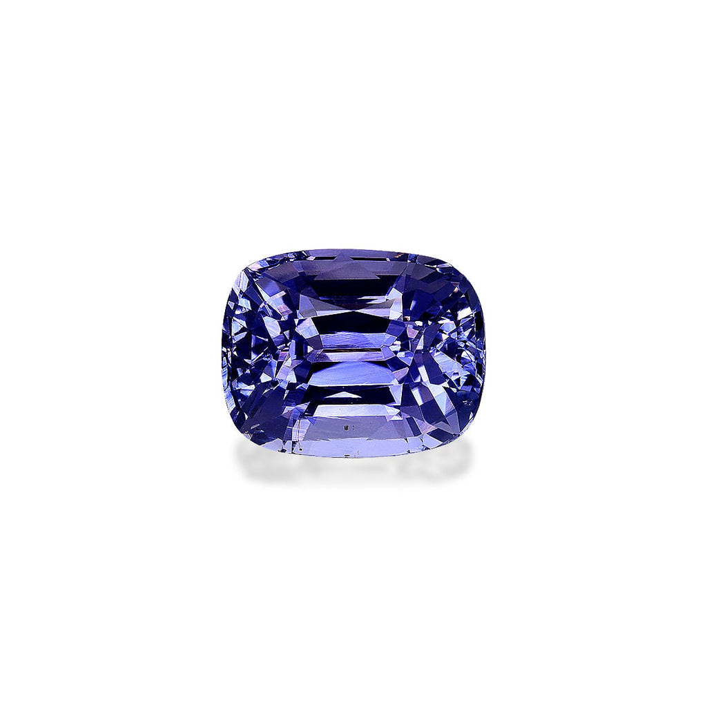 Un Saphir Bleu de 5,19 carats de Bonnot Paris, présentant une taille coussin rectangulaire facettée et présentant un mélange de teintes violettes claires et profondes, est posé sur un fond blanc.
