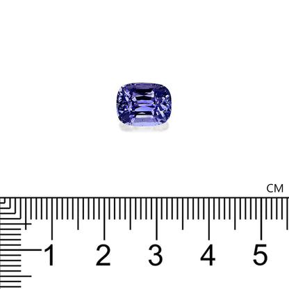 Une pierre précieuse bleue rectangulaire facettée de Bonnot Paris repose sur un fond blanc. Mesurée à la règle, elle mesure un peu plus de 1 cm. Voici le Saphir Bleu · 5,19 carats.