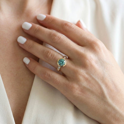 Bague art deco avec saphir teal rond et diamants taper
