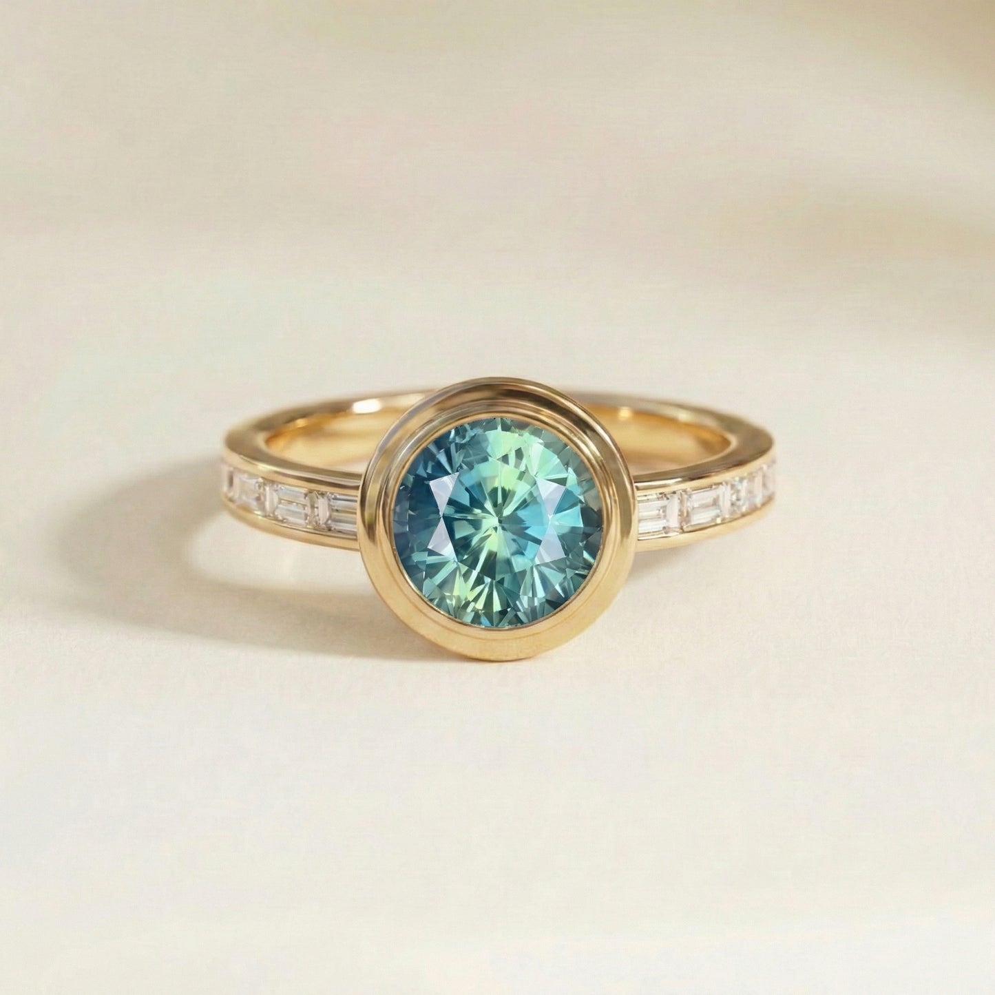 Bague art deco avec saphir teal rond or jaune