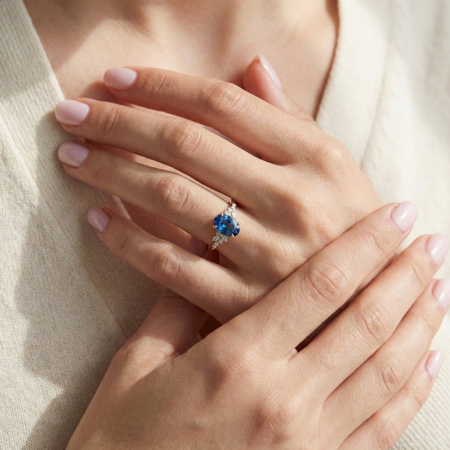 Bague de fiançailles saphir bleu or porté
