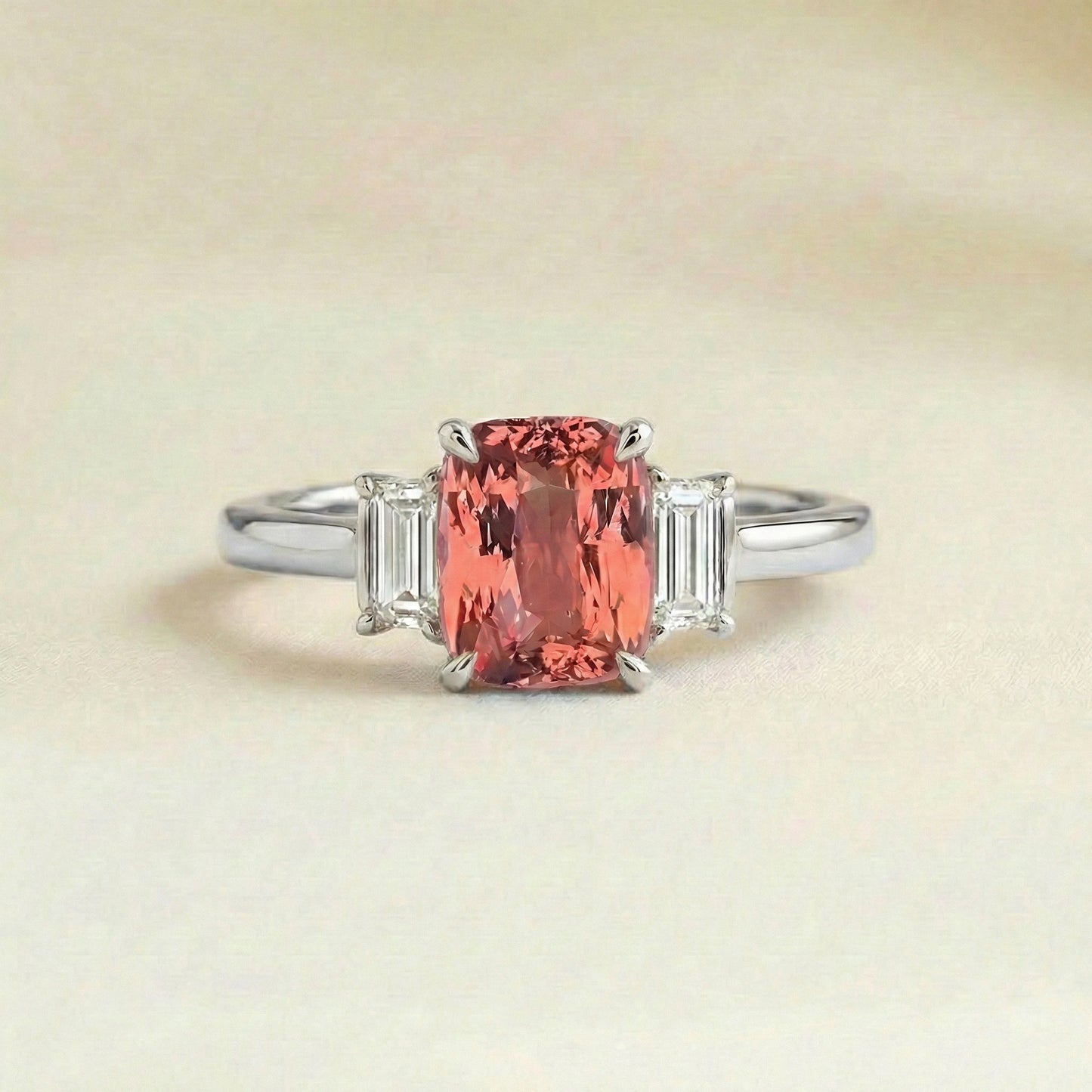 Bague fiançailles avec saphir padparadscha coussin et diamants baguettes or blanc