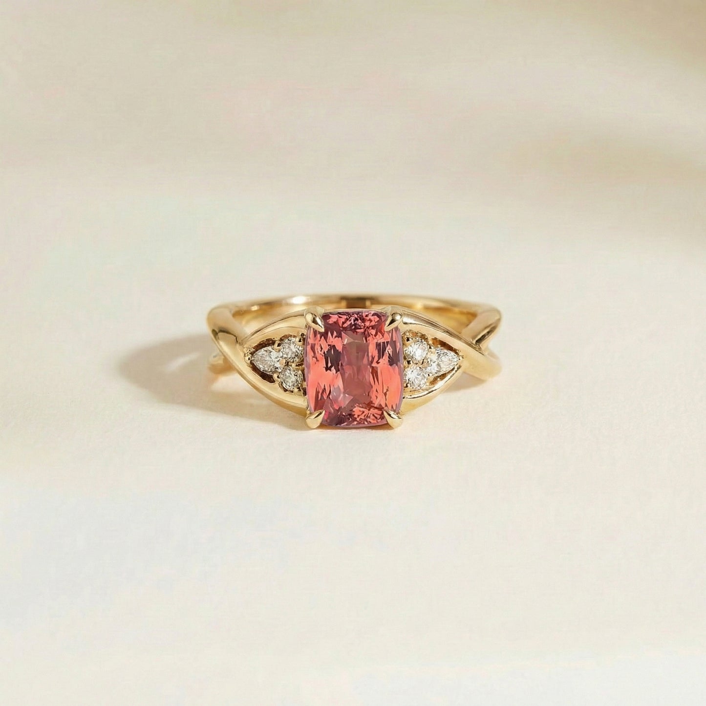 Bague moderne avec saphir padparadscha coussin