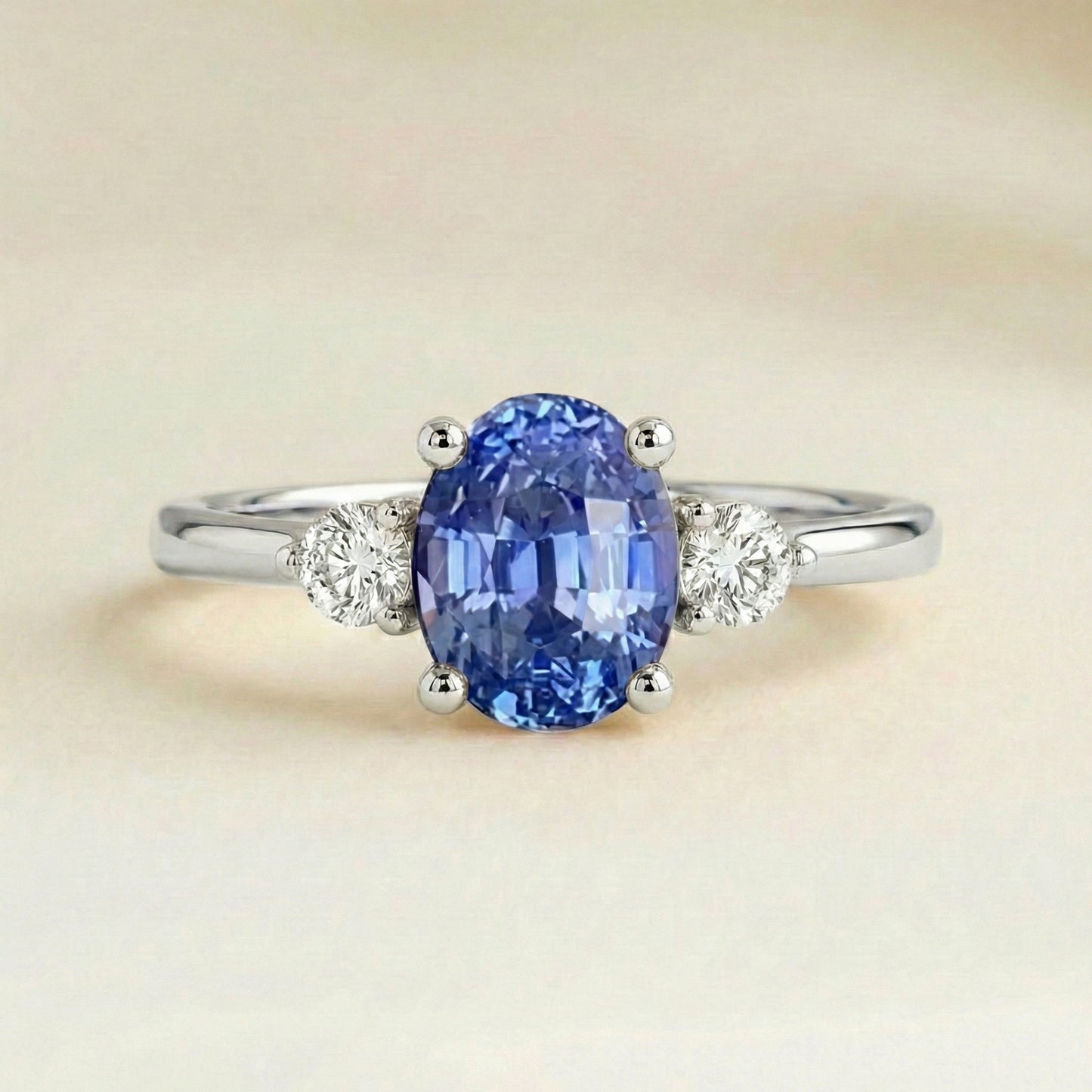 Bague moderne saphir bleu cornflower et diamants or blanc