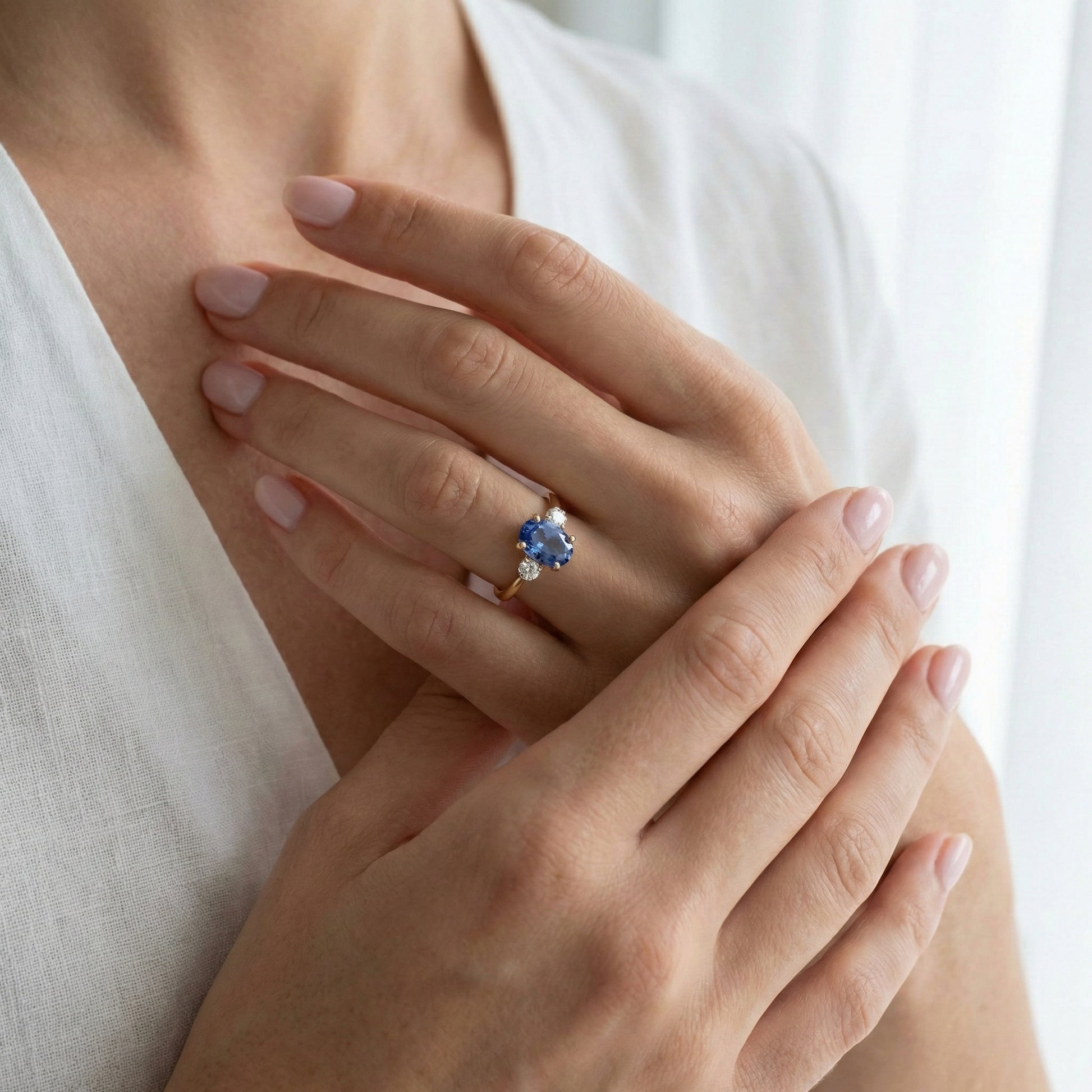 Bague moderne saphir bleu cornflower et diamants ronds 