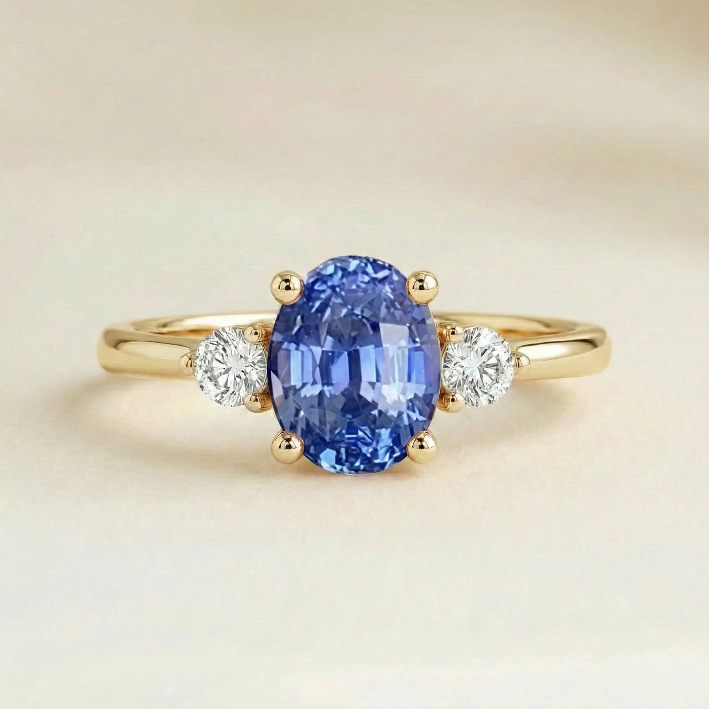 Bague moderne saphir bleu cornflower et diamants