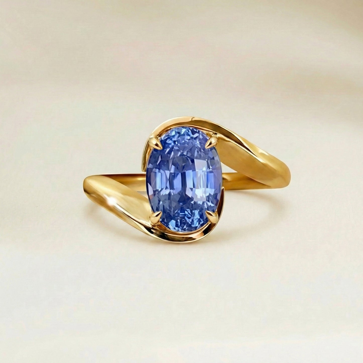 Bague solitaire saphir bleu oval or jaune