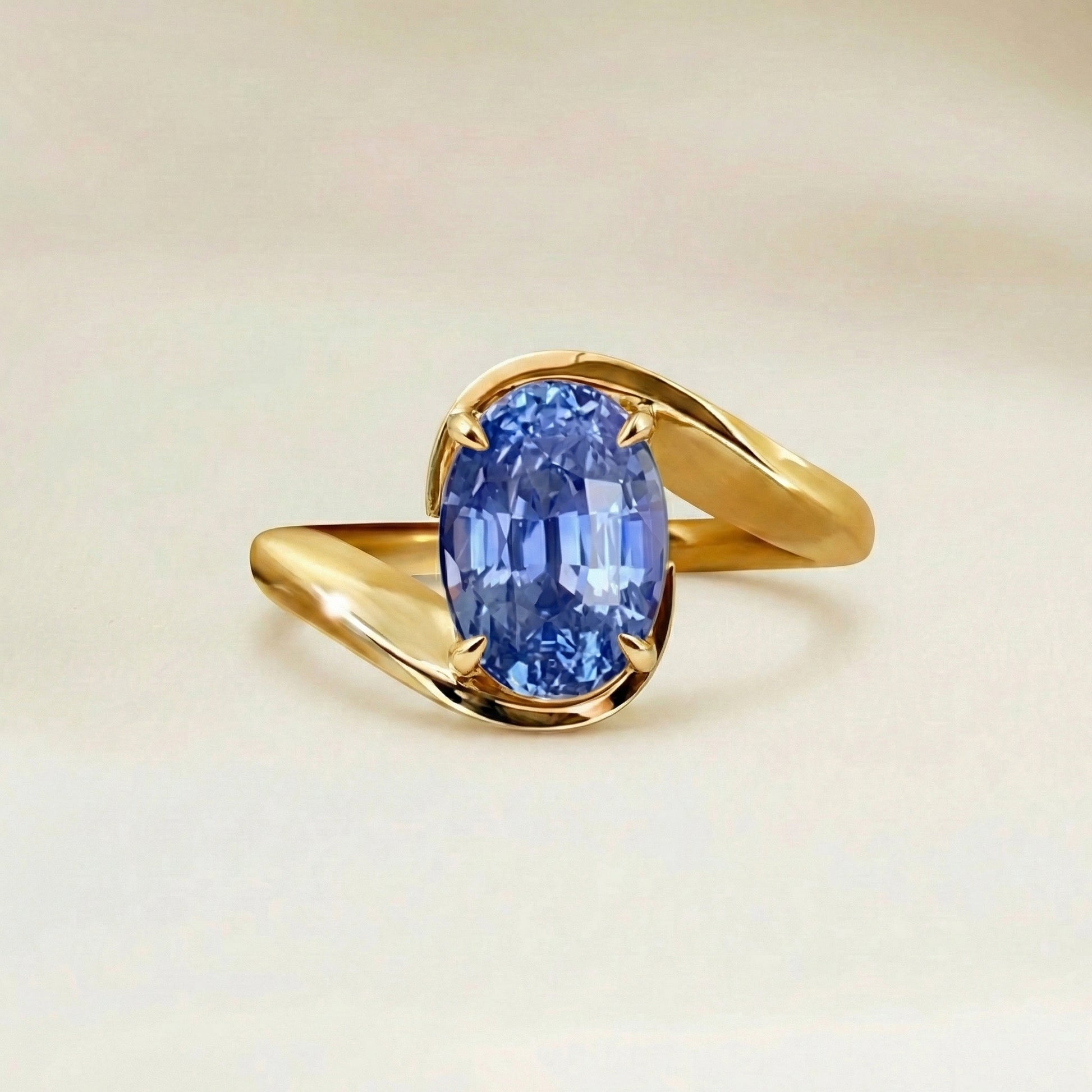 Bague solitaire saphir bleu oval or jaune