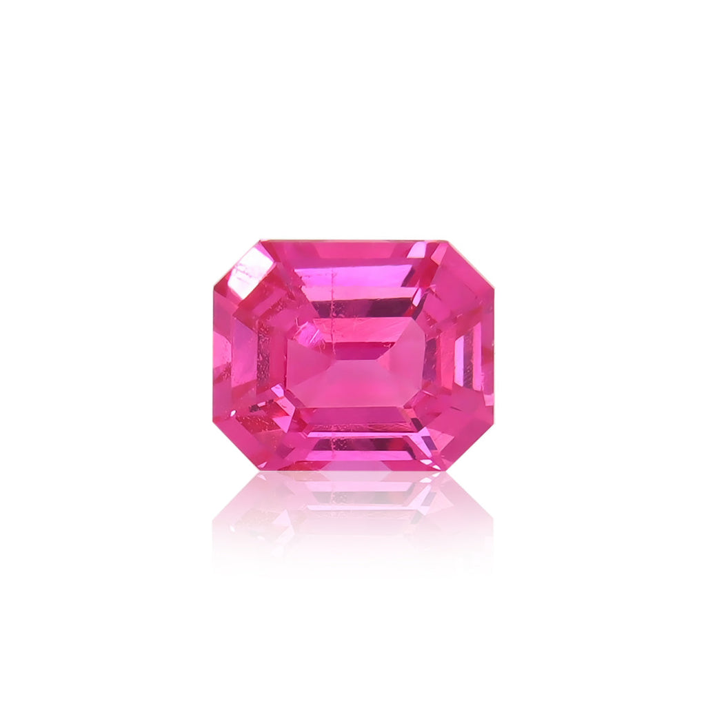 Le Spinelle Mahenge de 2,15 carats de Nascendi Paris met en valeur une pierre rose taille émeraude aux couleurs vives et aux motifs lumineux complexes. Sa clarté et sa taille précise se détachent sur un fond blanc uni, ce qui en fait un véritable bijou sur mesure.