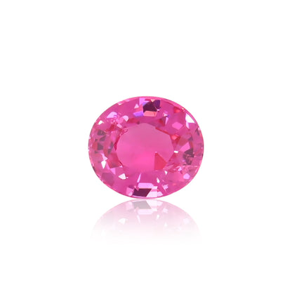 Un spinelle Mahenge rose ovale de 1,6 carat de Nascendi Paris est serti sur un fond blanc. Ses nombreuses facettes reflètent magnifiquement la lumière, soulignant son allure vibrante et incarnant le charme des bijoux uniques dans l'univers des pierres précieuses.