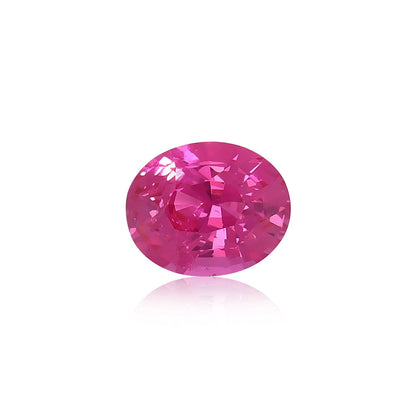 Le Spinelle Mahenge (2,07 ct) de Nascendi Paris est une pierre précieuse ovale rose vibrante aux multiples facettes qui reflètent brillamment la lumière sur un fond blanc uni, capturant un éclat enchanteur unique à tous ceux qui le contemplent.