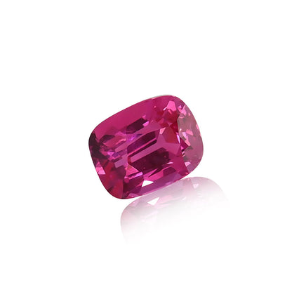 Présentée sur un fond blanc uni, la Spinelle Mahenge • 2,03ct de Nascendi Paris présente une forme taille coussin avec de multiples facettes qui reflètent la lumière pour un effet chatoyant.