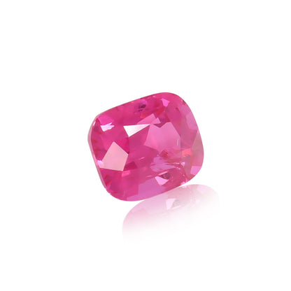 Le Spinelle Mahenge de 2,65 ct de Nascendi Paris, une pierre précieuse rare taille coussin, présente des facettes accrocheuses et une surface réfléchissante sur un fond blanc uni, avec sa couleur rose vibrante captivant le regard sans effort.