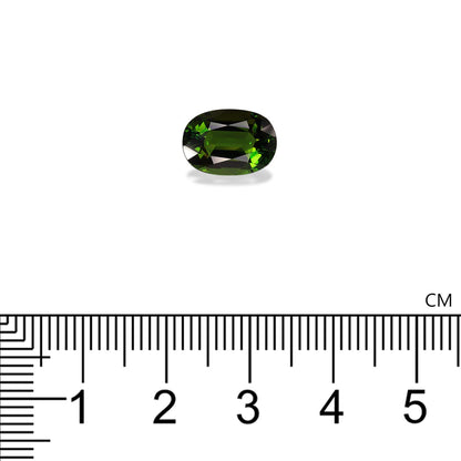 Une Tourmaline Chrome vert foncé de forme ovale (3,04 ct) de Bonnot Paris est présentée sur un fond blanc, positionnée au-dessus d'une règle graduée en centimètres.