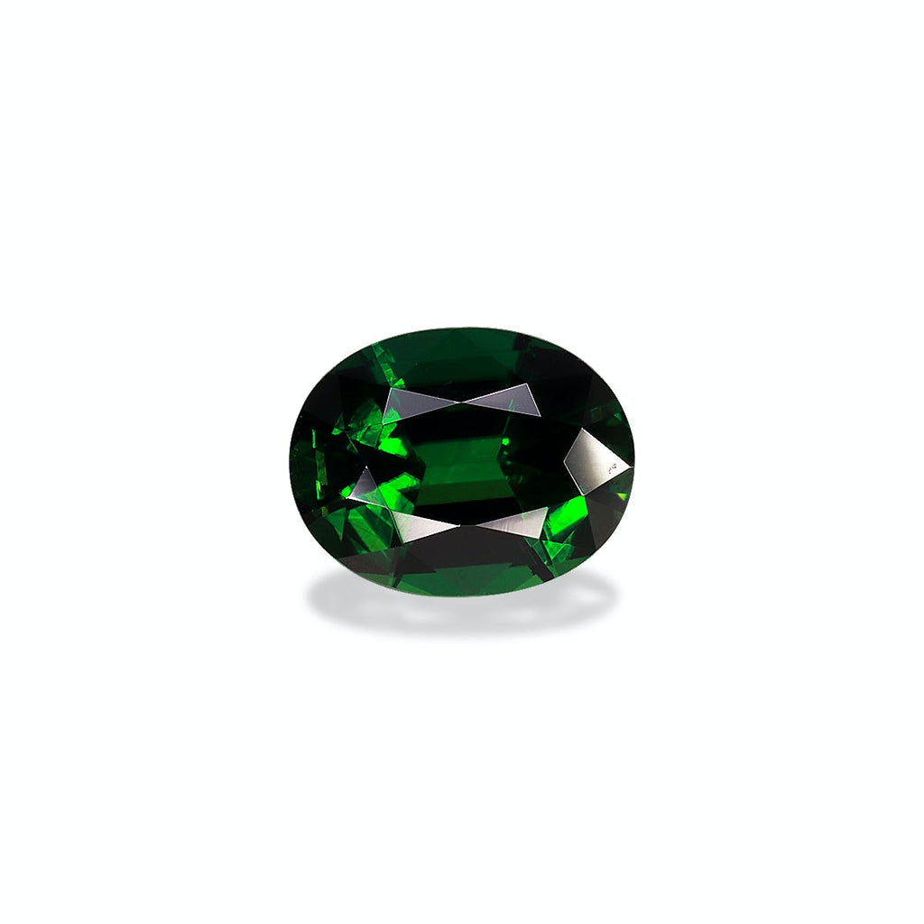 Une superbe Tourmaline Chrome taille ovale de 2,05 ct de Bonnot Paris affiche une gamme de teintes vertes, sur fond blanc simple.