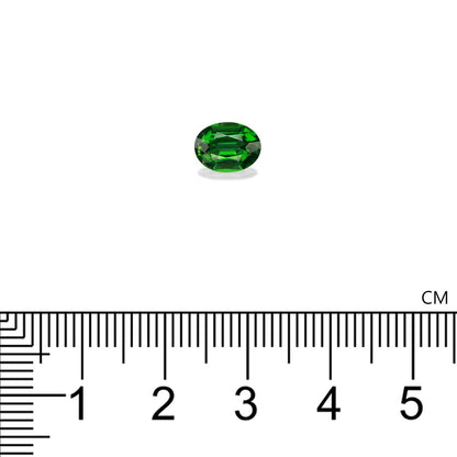 Une petite pierre précieuse de tourmaline chrome verte de forme ovale de Bonnot Paris repose sur un fond blanc au-dessus d'une règle en centimètres, indiquant que la pierre précieuse mesure environ 0,7 cm de long.
