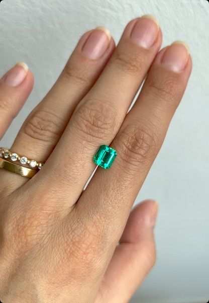 Bague cocktail en forme de cœur et halo de diamants avec émeraude Bague cocktail en forme de cœur et halo de diamants avec émeraude