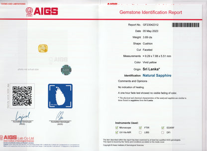Le rapport de l'AIGS sur les pierres précieuses décrit un Saphir Jaune Bonnot Paris de 3,82 carats, taille coussin, provenant du Sri Lanka. Il ne présente aucune indication de chauffage et comprend des mesures, une signature et des outils d'identification tels que la spectroscopie infrarouge à transformée de Fourier (FTIR) et l'EDXRF.