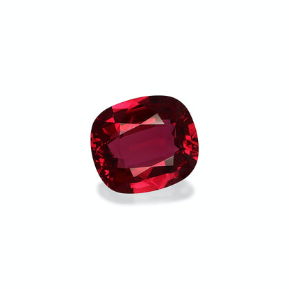 Le Rubis du Mozambique · 2,57 ct de Bonnot Paris, une pierre précieuse taille coussin facettée, présente des teintes rouges profondes et une clarté exceptionnelle sur un fond blanc uni.