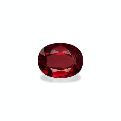 Le Rubis du Mozambique de Bonnot Paris, une pierre précieuse ovale rouge foncé de 2,59 carats avec une surface facettée, reflète brillamment la lumière sur un fond blanc uni, mettant en valeur sa riche couleur et sa clarté.