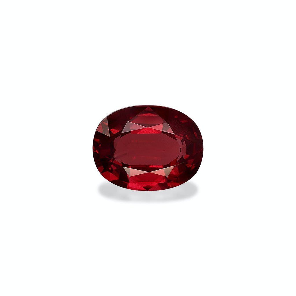 Le Rubis du Mozambique de Bonnot Paris, une pierre précieuse ovale rouge foncé de 2,59 carats avec une surface facettée, reflète brillamment la lumière sur un fond blanc uni, mettant en valeur sa riche couleur et sa clarté.