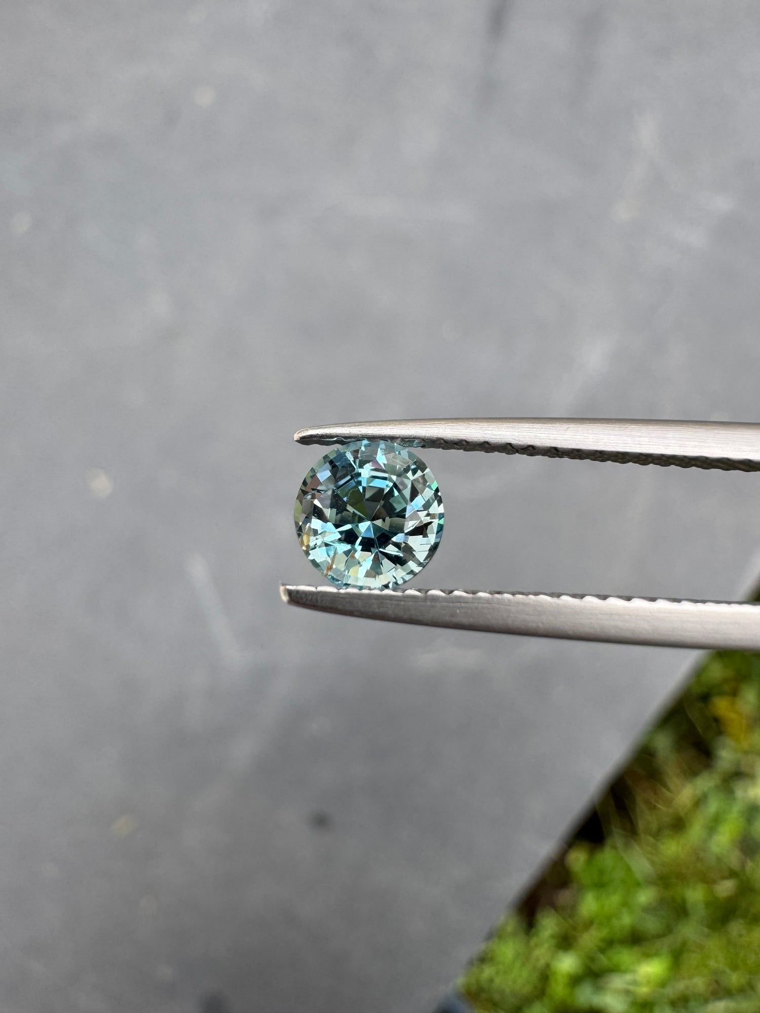 Aigue-Marine • 0,77ct • originaire de Mozambique • Eye Clean certifiée • vue principale de face • pierre précieuse naturelle • non chauffée | Bonnot Paris