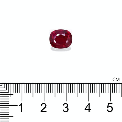 Un petit Rubis du Mozambique ovale de 5 carats de Bonnot Paris est posé sur un fond blanc. Une règle graduée sous la pierre précieuse indique qu'elle mesure environ 1,5 centimètre de long.
