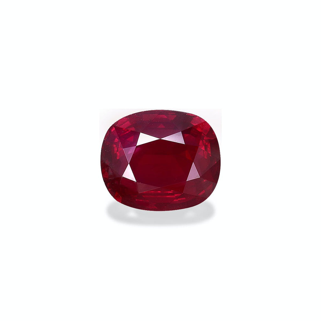 Le Rubis du Mozambique 5 carats de Bonnot Paris est un rubis ovale rouge foncé poli serti sur un fond blanc uni, mettant en valeur ses facettes et sa riche couleur.