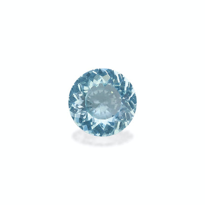 Une tourmaline paraïba ronde et facettée de Bonnot Paris, pesant 1,04 ct, est présentée sur un fond blanc uni. Sa teinte bleu clair et ses facettes créent un effet scintillant.
