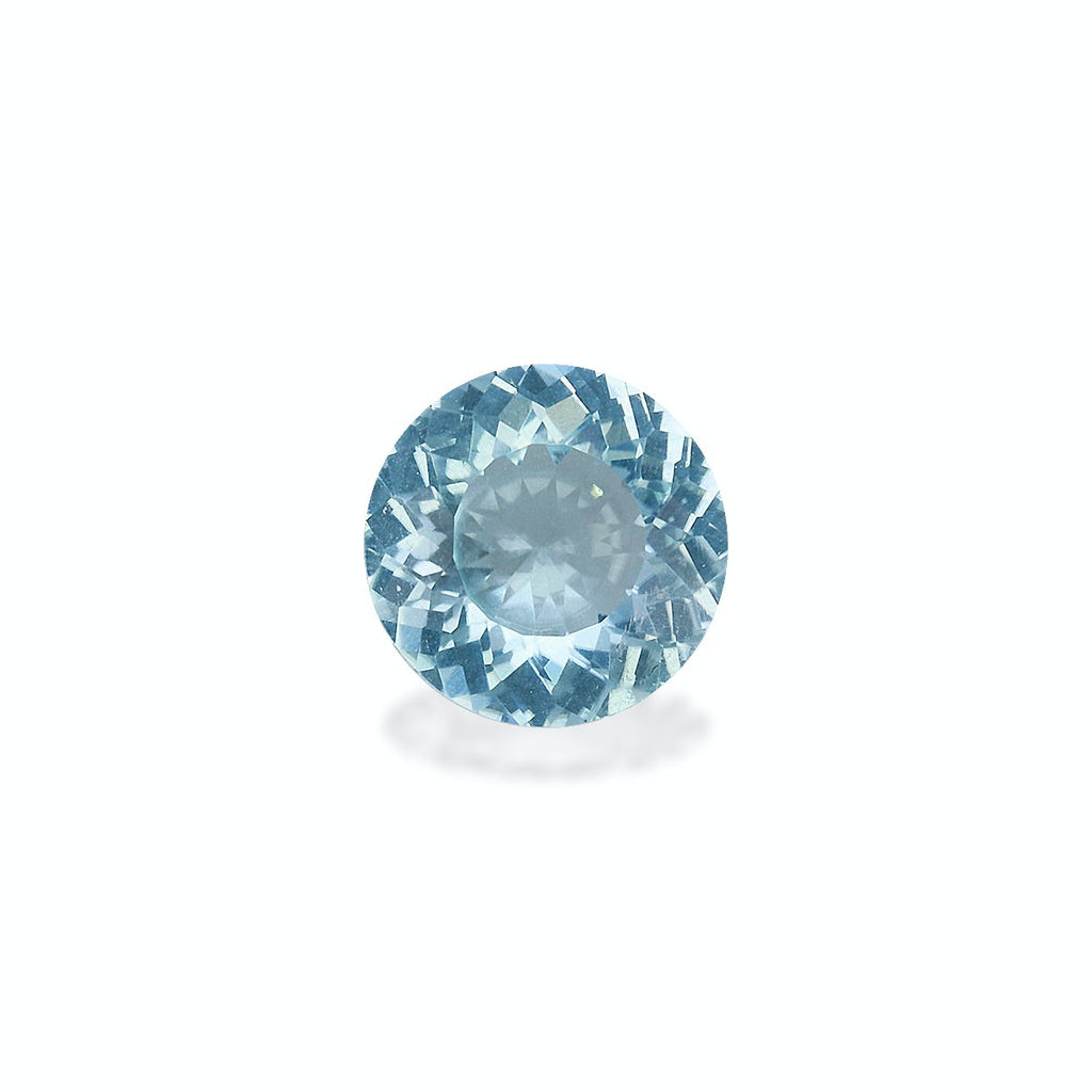 Une tourmaline paraïba ronde et facettée de Bonnot Paris, pesant 1,04 ct, est présentée sur un fond blanc uni. Sa teinte bleu clair et ses facettes créent un effet scintillant.