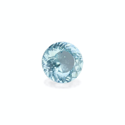Une pierre précieuse ronde facettée en Tourmaline Paraïba Bonnot Paris · 1,04 ct, sertie sur un fond blanc, met en valeur sa teinte bleu pâle avec une clarté et un éclat exceptionnels.