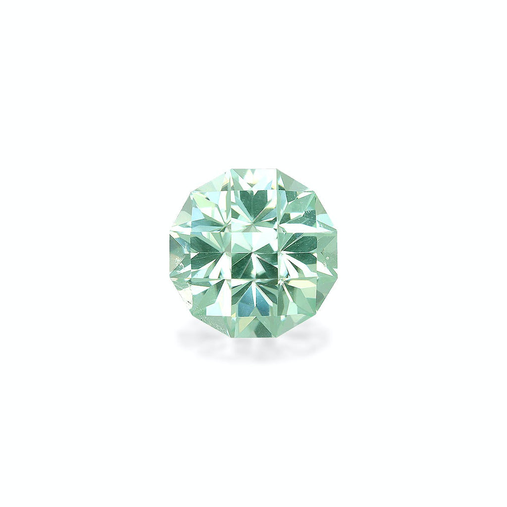 Une Tourmaline Paraïba ronde et transparente de 4,15 ct de Bonnot Paris présente des teintes vert clair et des facettes complexes qui reflètent la lumière sur un fond blanc uni.