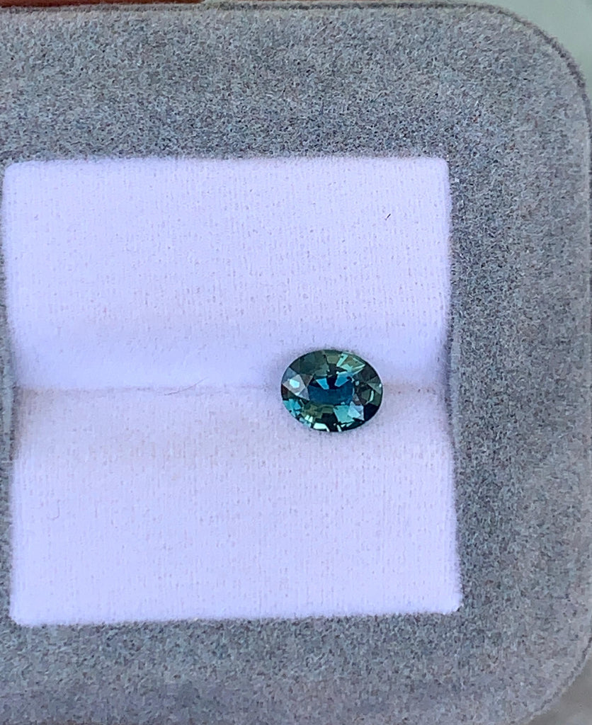 蓝宝石 蓝绿色 1,18ct, vue échelle | Bonnot Paris