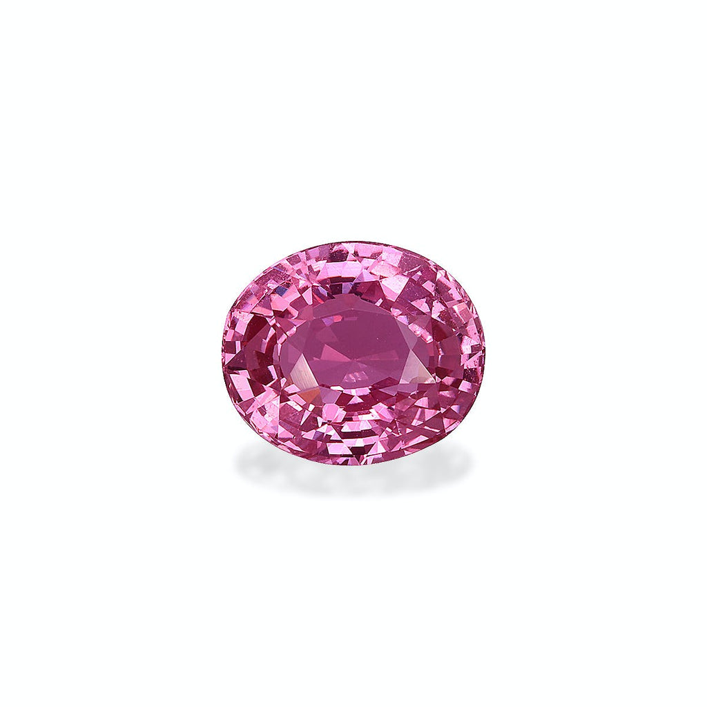 Le Saphir Rose · 3,55 carats de Bonnot Paris, une pierre rose ovale facettée, se présente sur un fond clair projetant une ombre douce. Sa surface reflète la lumière, soulignant sa clarté et sa couleur vibrante.