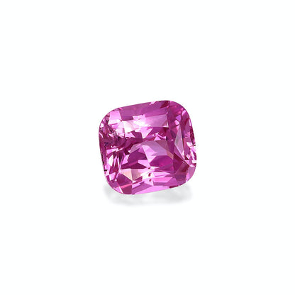 Le Saphir Rose · 3,55 ct de Bonnot Paris est une pierre précieuse taille coussin rose éclatante aux facettes complexes et aux teintes vibrantes, sertie sur un fond blanc uni.