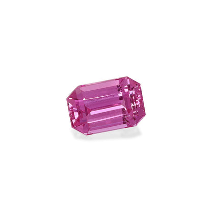 Le Saphir Rose · 2,14 ct de Bonnot Paris est une pierre précieuse rose taille émeraude éclatante avec une apparence vive et transparente isolée sur un fond blanc uni, rehaussant sa teinte vibrante et sa géométrie aux arêtes vives.