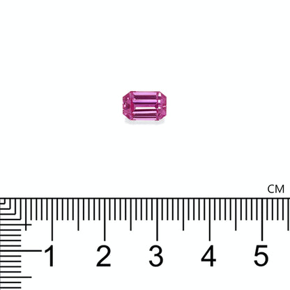 La petite pierre précieuse rectangulaire Saphir Rose de Bonnot Paris repose sur une surface blanche au-dessus d'une règle métrique, mesurant un peu plus de 0,5 cm de longueur.