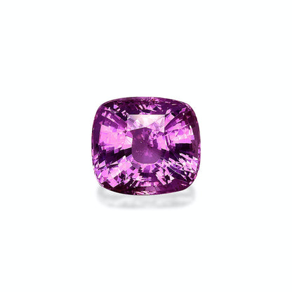 Le Saphir Rose · 2,54ct de Bonnot Paris est une pierre précieuse violette taille coussin à la brillance éclatante et aux multiples facettes serties sur un fond gris clair.