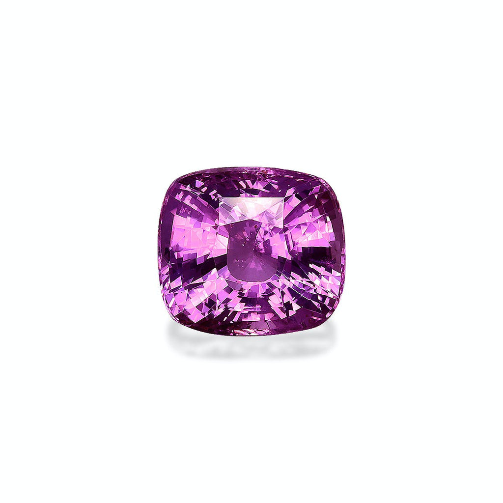 Le Saphir Rose · 2,54ct de Bonnot Paris est une pierre précieuse violette taille coussin à la brillance éclatante et aux multiples facettes serties sur un fond gris clair.